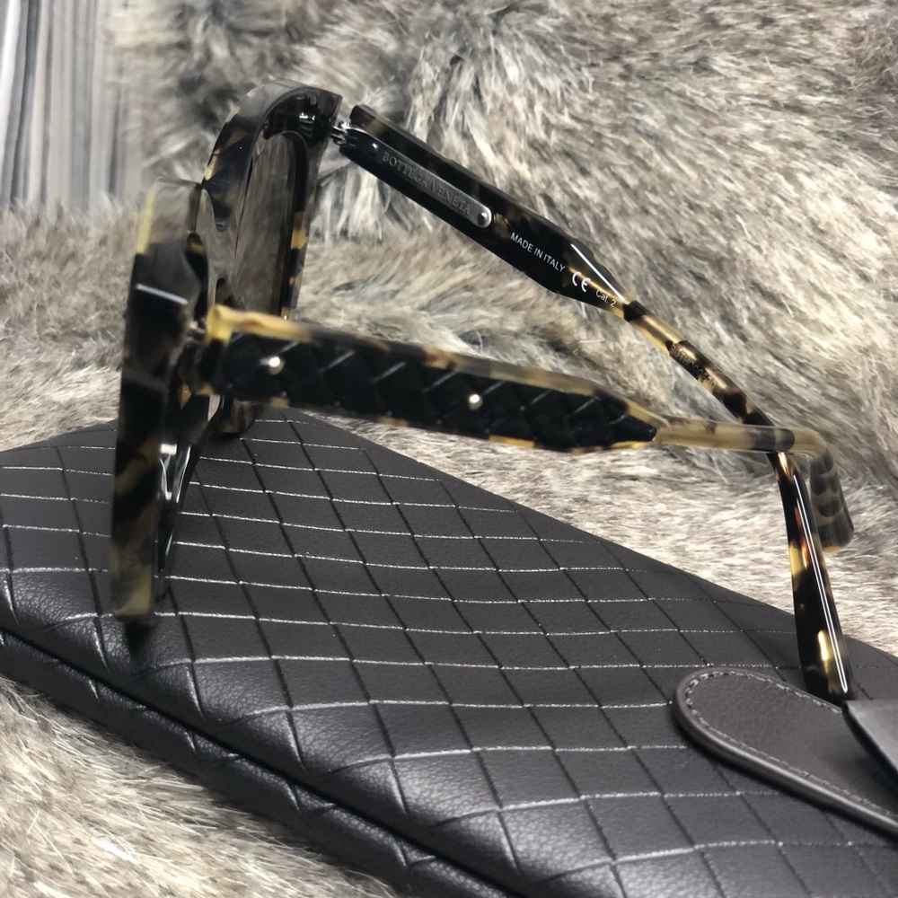 New Bottega Veneta Woman Cat Eye Sunglasses - Picture 3 of 8